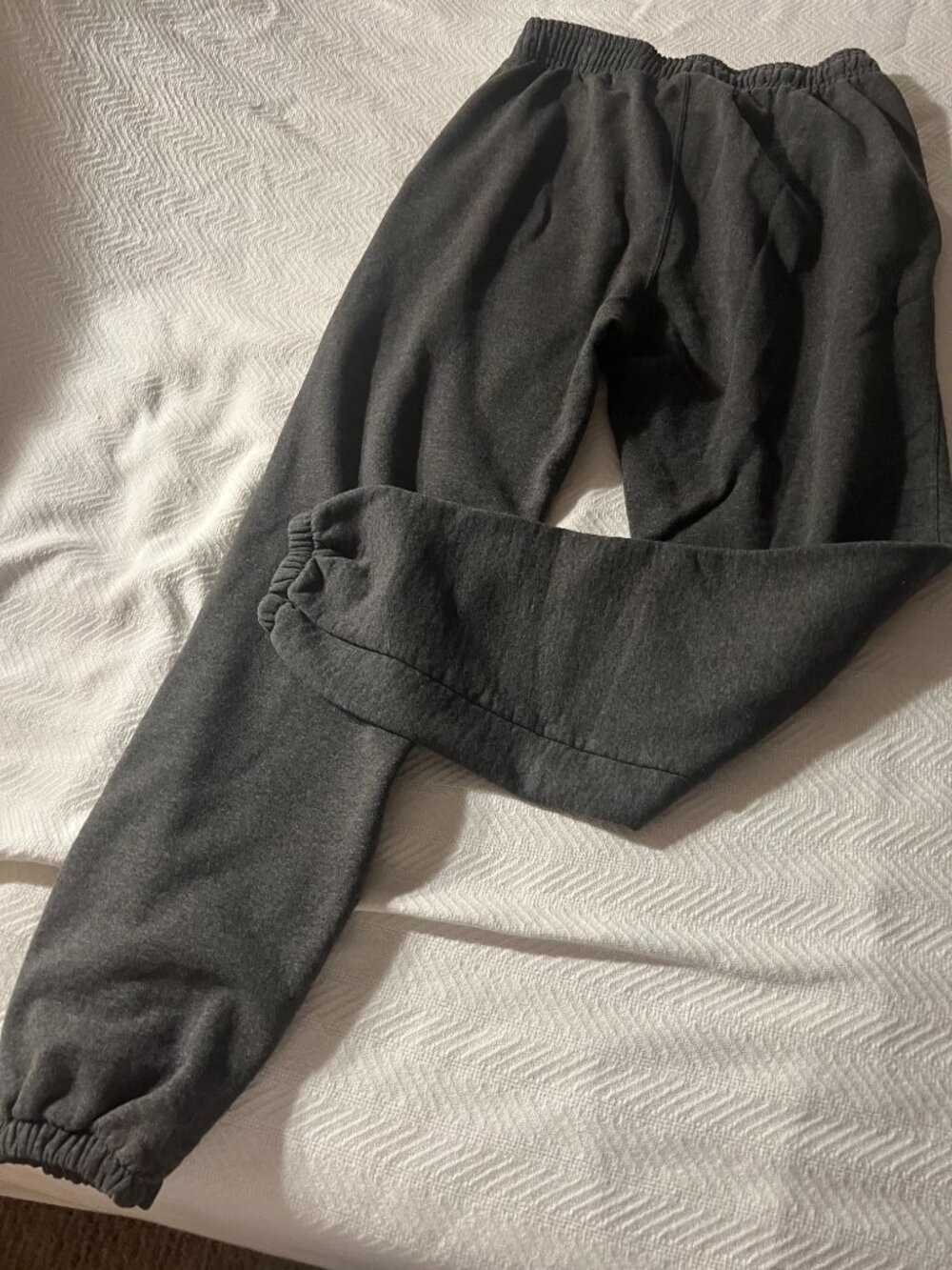Champion Gray Sweatpants Men’s Small – Flaw by Logo and by bottom near ankle!